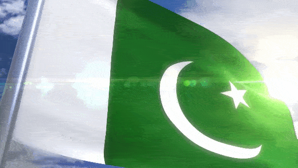 Анимированный флаг Пакистана на фоне неба на флагштоке версия 2