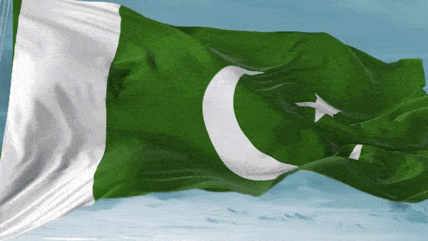 Анимированный флаг Пакистана на фоне неба