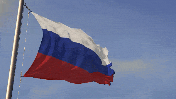 Анимированный флаг России на флагштоке на фоне неба