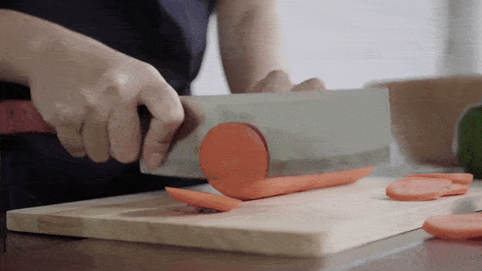 футаж мужские руки нарезают морковь на разделочной доске