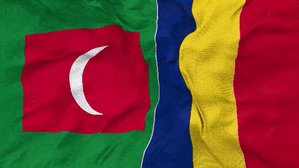 Флаги Мальдив и Румынии развеваются на ветру