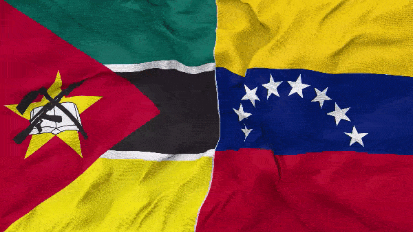 Флаги Мозамбика и Венесуэлы развеваются на ветру