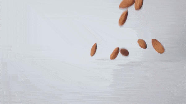 орехи миндаля падают на белый стол версия 2