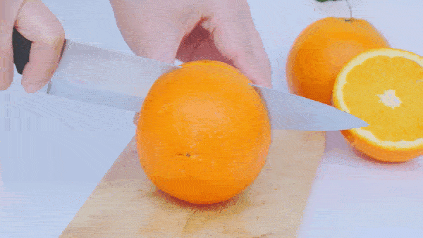 футаж, руки повора разрезают апельсин