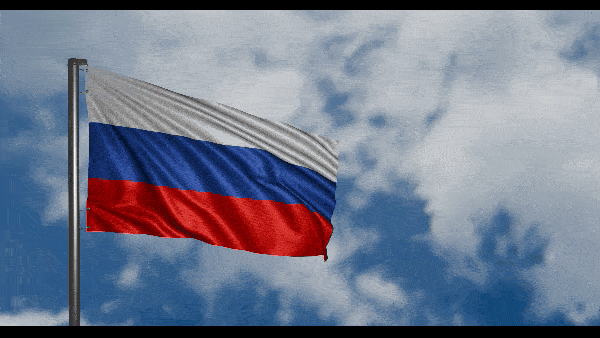 Российский флаг развевается высоко в небе на флагштоке Российский флаг развевается высоко в небе на флагштоке